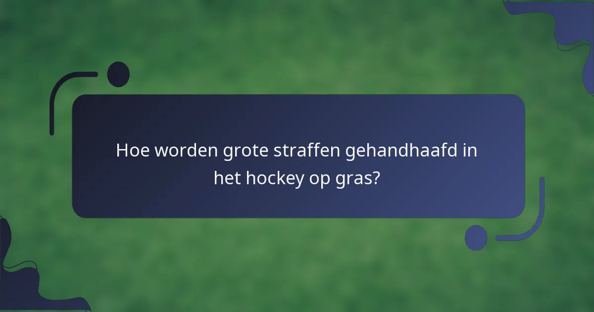Hoe worden grote straffen gehandhaafd in het hockey op gras?