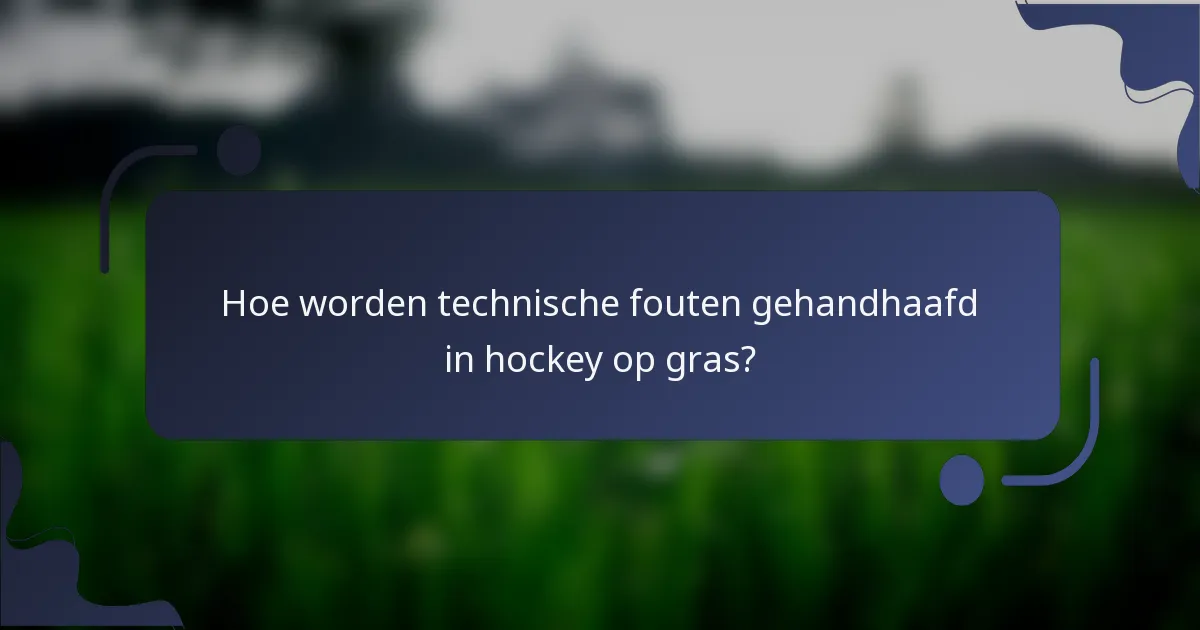 Hoe worden technische fouten gehandhaafd in hockey op gras?