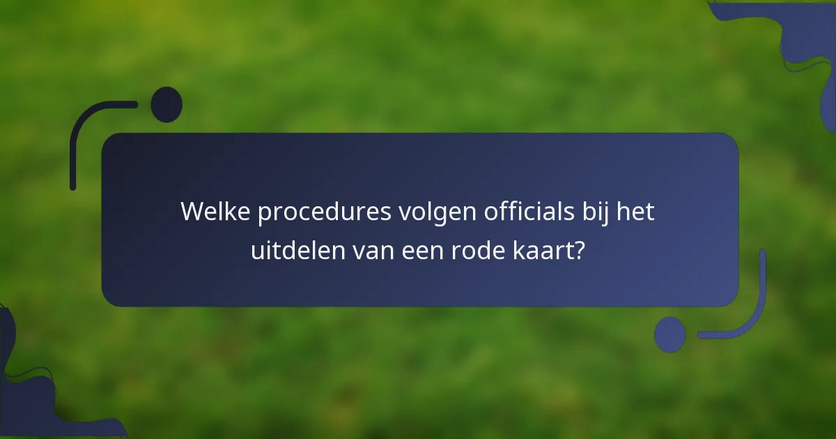 Welke procedures volgen officials bij het uitdelen van een rode kaart?